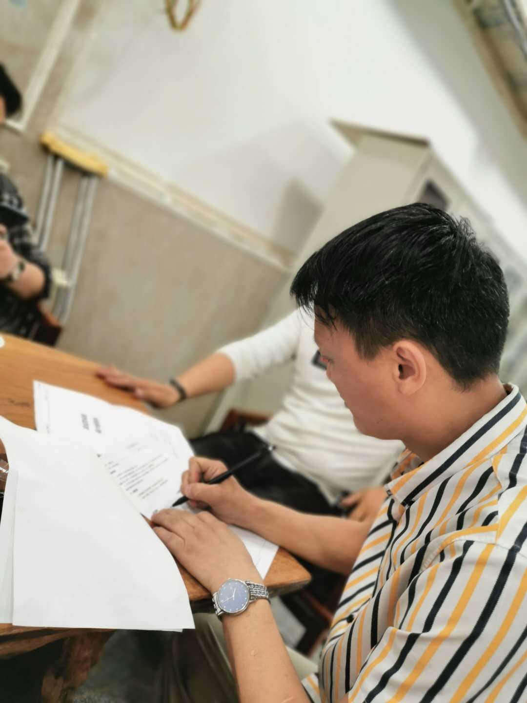 武汉创意汇广告公司与华兴特变签署企业文化墙设计制作合同